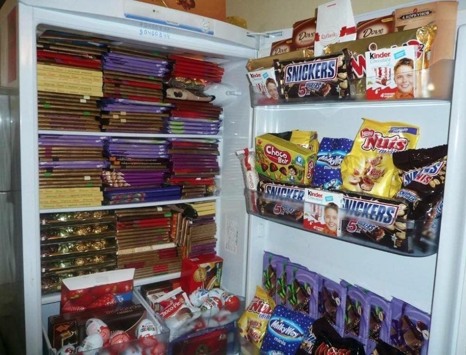 Nevera llena de dulces y chocolatinas